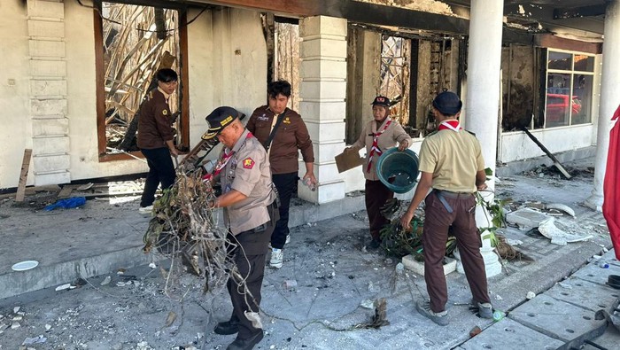 Pramuka Gotong Royong Bersihkan Grahadi Usai Dibakar Massa Pendemo