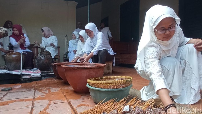 Proses pembuatan ikan bekasem di Keraton Kasepuhan Cirebon/