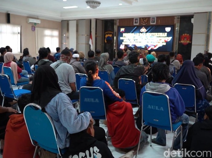 Proses pemulangan 63 orang dari Polrestabes Semarang, Kota Semarang, Minggu (31/8/2025).