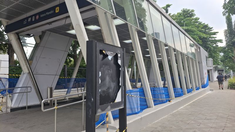 Proses perbaikan akses masuk Stasiun MRT Istora (Sholihin/detikcom)
