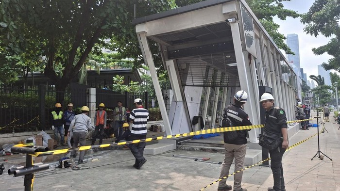 Proses perbaikan akses masuk Stasiun MRT Istora (Sholihin/detikcom)