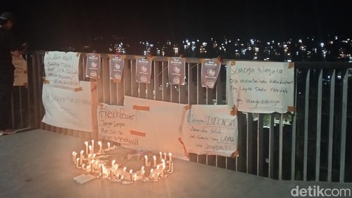 Puluhan anak muda lintas iman  di Labuan Bajo, Manggarai Barat, Nusa Tenggara Timur (NTT) menggelar doa untuk Affan Kurniawan, korban dilindas rantis Brimob, Minggu (31/8/2025).