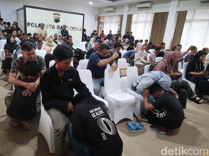 Puluhan pelajar yang sempat diamankan di Mapolresta Banyumas diminta sungkem ke orang tua, Minggu (31/8/2025).