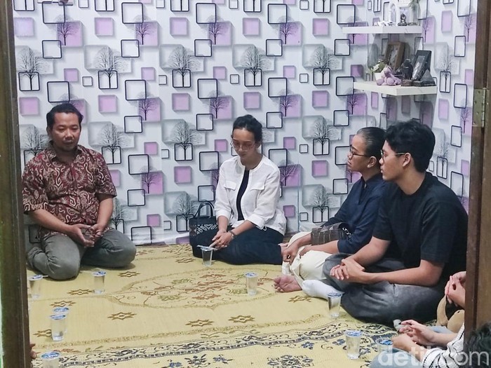 Putri Keraton Yogyakarta, GKR Mangkubumi dan GKR Bendara, melayat ke rumah Rheza Sendy Pratama, di Jaten, Mlati, Sleman, Minggu (31/8/2025).