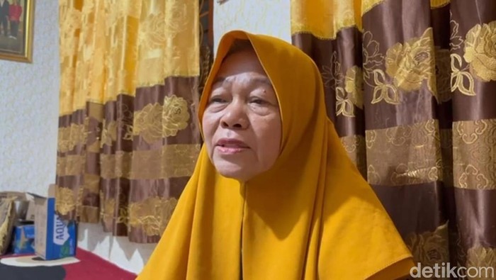 Rahmatia (66) mengenang sosok anaknya, Muhammad Akbar Basri alias Abay yang meninggal saat gedung DPRD Makassar dibakar.