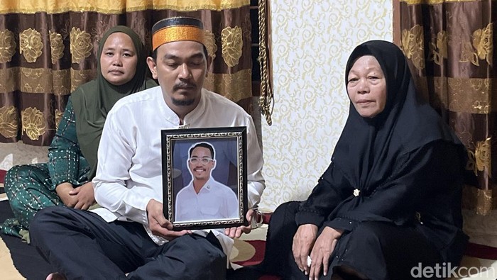 Rahmatia (66) mengenang sosok anaknya, Muhammad Akbar Basri alias Abay yang meninggal saat gedung DPRD Makassar dibakar.