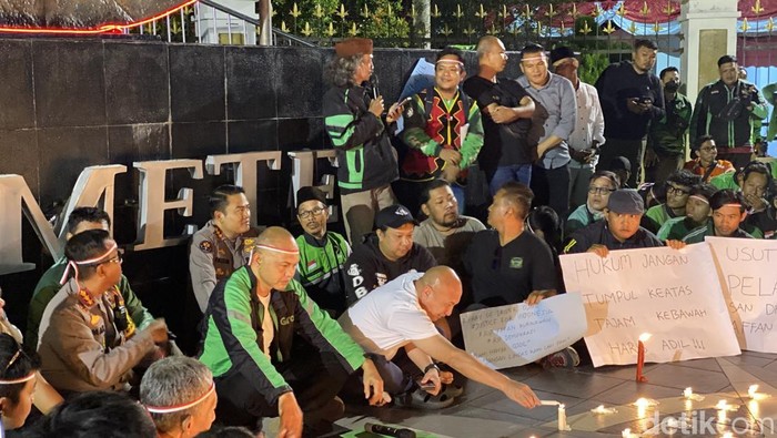 Ratusan ojol dan polisi menggelar doa bersama dan penyalaan lilin untuk Affan Kurniawan.