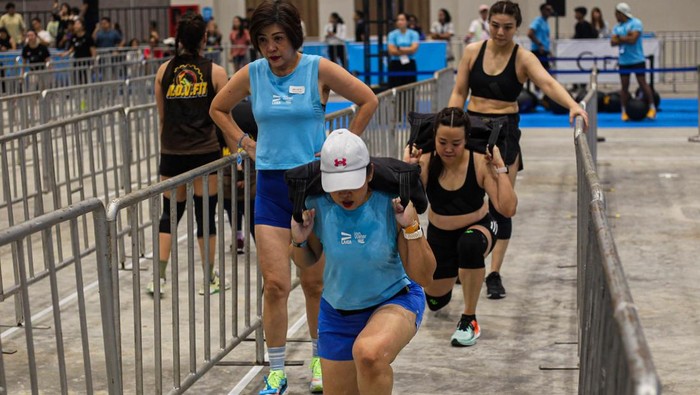 Ribuan Orang Olahraga Bareng, dari Yoga hingga Padel Festival olahraga dan kebugaran IONATION 2025 kembali digelar di Nusantara International Convention Exhibition (NICE), PIK 2 Jakarta, Sabtu (30/8/2025). Ajang tahunan ini menghadirkan ratusan instruktur ternama dan ribuan peserta yang antusias berolahraga bersama.