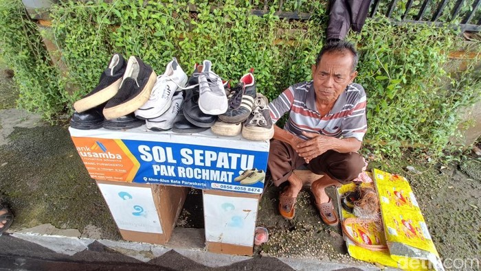 Rochmat, tukang sol sepatu di kompleks Alun-alun Purwokerto, Banyumas, kehilangan beberapa sepatu karena dijarah saat terjadi aksi massa. Dipotret Minggu (31/8/2025).
