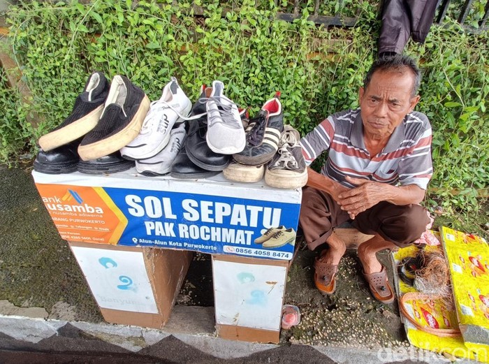 Rochmat, tukang sol sepatu di kompleks Alun-alun Purwokerto, Banyumas, kehilangan beberapa sepatu karena dijarah saat terjadi aksi massa. Dipotret Minggu (31/8/2025).