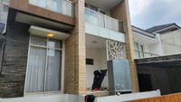 Massa menjarah rumah yang dikira menjadi tempat tinggal Nafa Urbach di kawasan Bintaro, Tangerang Selatan pada Minggu (31/8/2025) dini hari. Syamsul, petugas keamanan kompleks mengatakan rumah tersebut sebenarnya tempat tinggal Zack Lee, mantan suami Nafa Urbach. Foto: (Adrial/detikcom)