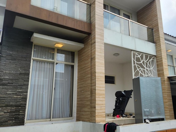 Rumah di Bintaro yang dikira milik Nafa Urbach dijarah massa tak dikenal (Adrial/detikcom) Rumah di Bintaro yang dikira milik Nafa Urbach dijarah massa tak dikenal (Adrial/detikcom)