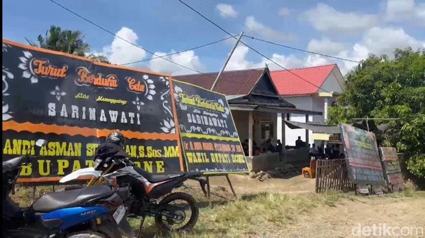Rumah duka Sarina Wati di Kabupaten Bone. Sarina tewas terjebak saat gedung DPRD Makassar dibakar massa.