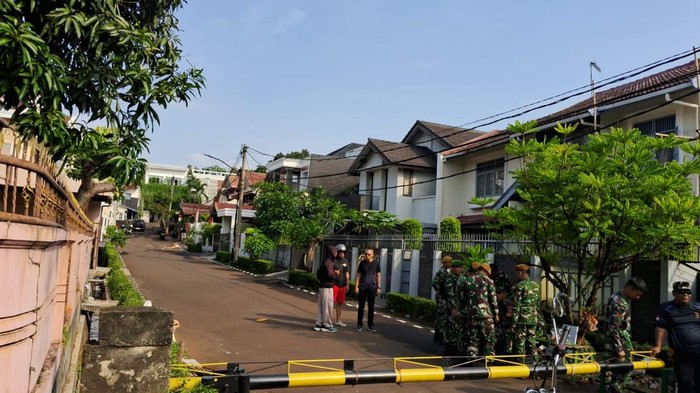 Rumah Menkeu Sri Mulyani Dijaga Aparat TNI.