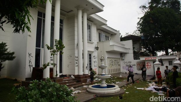 Rumah Anggota DPR Surya Utama atau Uya Kuya di Pondok Bambu, Jakarta Timur, tampak lengang pada Minggu (31/8/2025).