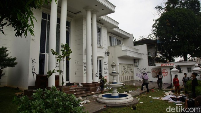 Rumah Mewah Uya Kuya Tinggal Sisa Kerusakan Rumah Anggota DPR Surya Utama atau Uya Kuya di Pondok Bambu, Jakarta Timur, tampak lengang pada Minggu (31/8/2025).