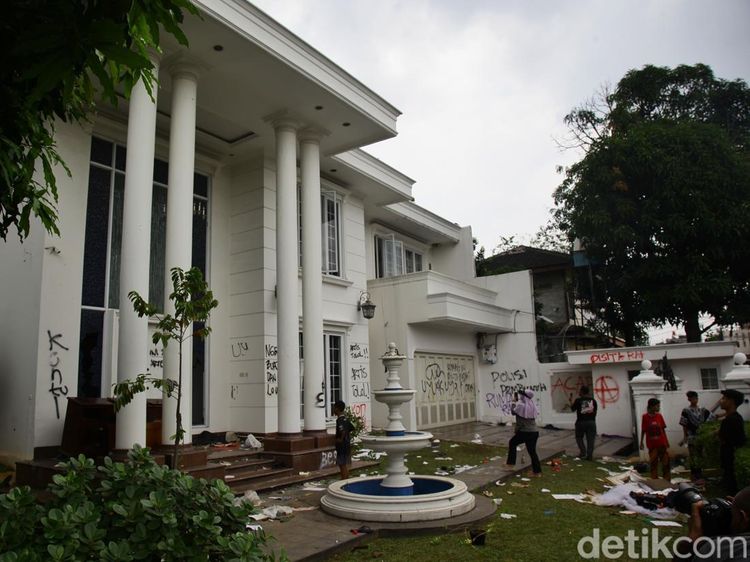 Rumah Mewah Uya Kuya Tinggal Sisa Kerusakan