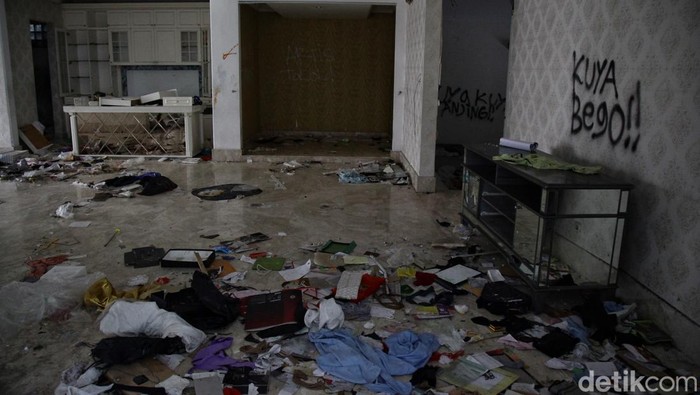 Rumah Anggota DPR Surya Utama atau Uya Kuya di Pondok Bambu, Jakarta Timur, tampak lengang pada Minggu (31/8/2025).