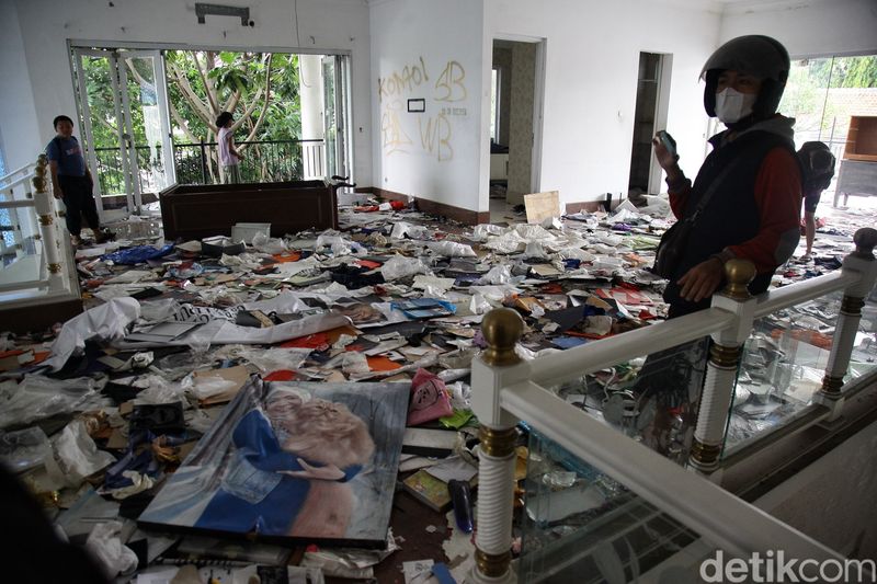 Rumah Anggota DPR Surya Utama atau Uya Kuya di Pondok Bambu, Jakarta Timur, tampak lengang pada Minggu (31/8/2025).