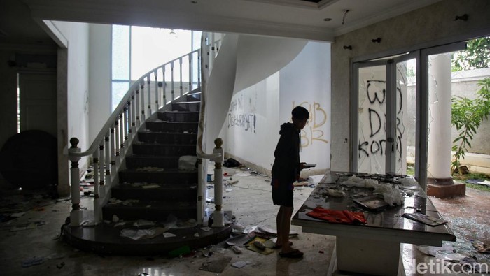 Rumah Anggota DPR Surya Utama atau Uya Kuya di Pondok Bambu, Jakarta Timur, tampak lengang pada Minggu (31/8/2025).