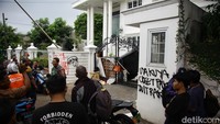 Sabtu malam sebelumnya, massa tak dikenal mendatangi kediaman tersebut dan menjarah berbagai barang—dari barang elektronik hingga furnitur—menyisakan suasana porak-poranda di dalam rumah.