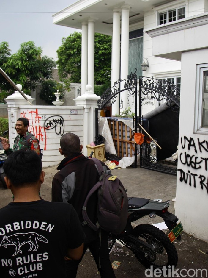 Rumah Uya Kuya Dipasang Garis Polisi Pascapenjarahan Petugas kepolisian memasang garis polisi di sekitar rumah anggota DPR RI Surya Utama alias Uya Kuya di Pondok Bambu, Jakarta Timur, Minggu (31/8/2025). Penjagaan ini dilakukan untuk membatasi akses dan menjaga keamanan area setelah terjadi penjarahan oleh massa.