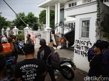 Detik-detik Penjarahan Rumah Uya Kuya