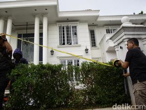 Rumah Uya Kuya Dipasang Garis Polisi Pascapenjarahan