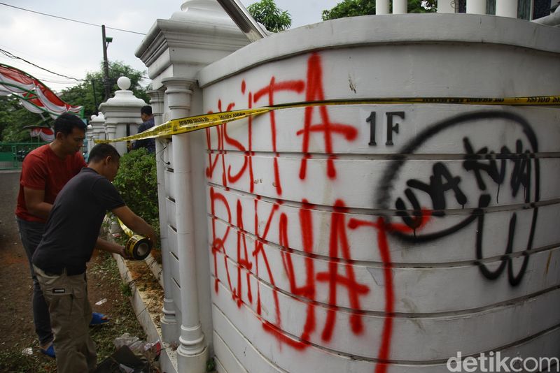 Petugas kepolisian memasang garis polisi di sekitar rumah anggota DPR RI Surya Utama alias Uya Kuya di Pondok Bambu, Jakarta Timur, Minggu (31/8/2025). Penjagaan ini dilakukan untuk membatasi akses dan menjaga keamanan area setelah terjadi penjarahan oleh massa.