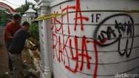 Saat ini, kondisi di sekitar rumah terpantau terkendali dengan kehadiran polisi yang menjaga perimeter. Kendati demikian, bekas kerusakan masih terlihat mencolok sebagai pengingat insiden penjarahan.