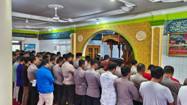 Salat gaib dan angan berbareng untuk Affan Kurniawan di Polres Kampar, Sabtu (30/8/2025).