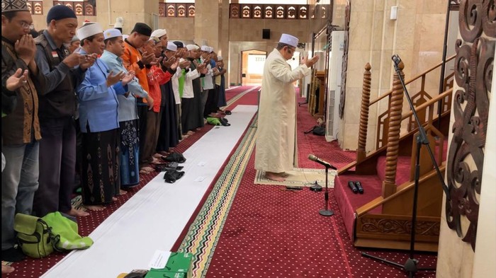 Salat gaib untuk Affan Kurniawan dari gabungan pengemudi ojol di Banjarmasin. Foto: Khairun Nisa/detikKalimantan