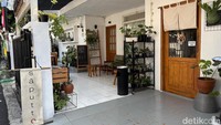 Memiliki lokasi yang unik, ada kafe bernama Saputto yang sajikan donat dan kopi di Tebet yang ngumpet di gang. Bernuansa serba hijau dan teduh dengan konsep Jejepangan. Foto: Tim detikfood