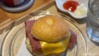 Selain donat dengan topping manis, ada juga sajian Tamado yang unik. Tamado berisi telur, smoked beef, dan keju yang diapit dengan adonan donat. Foto: Tim detikfood