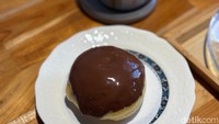 Saputto menobatkan kafenya sebagai spesialis donat dan kopi. Ada menu donat Belgian Chocolate yang lembut dan tak terlalu manis. Sehingga menonjolkan rasa toppingnya. Foto: Tim detikfood