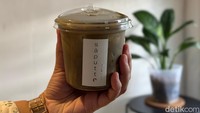 Jika kamu bukan penikmat kopi juga bisa memesan Hojicha Latte. Untuk memaksimalkan rasanya, pesan hojicha latte disarankan menggunakan susu oat. Foto: Tim detikfood