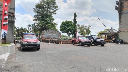 Satpam hingga Satpol PP berjaga di depan pintu masuk utama Puspem Badung, Mangupura, Minggu (31/8/2025).