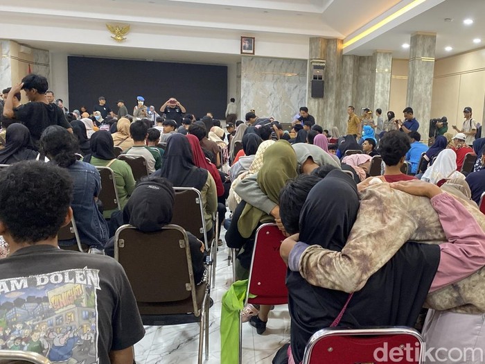 Sebanyak 327 orang yang diamankan di Polda Jateng, Semarang, bertemu dengan orang tuanya. Mereka dibebaskan Minggu (31/8/2025).
