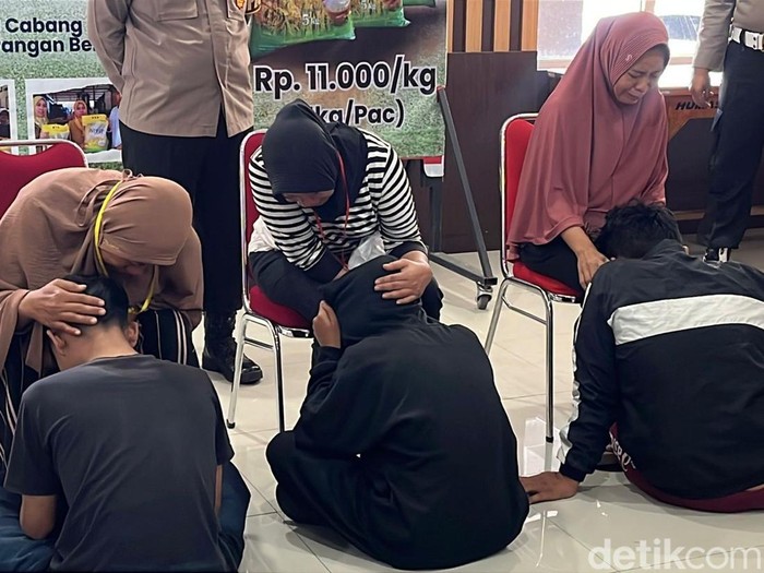 Sejumlah anak yang ikut aksi massa diminta sungkem ke orang tuanya di Mapolresta Solo, Minggu (31/8/2025).