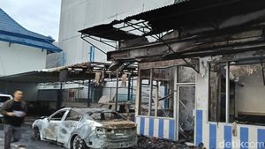 Potret Kerusakan Gedung DPRD-Kantor Ditlantas Polda Sumsel oleh Perusuh