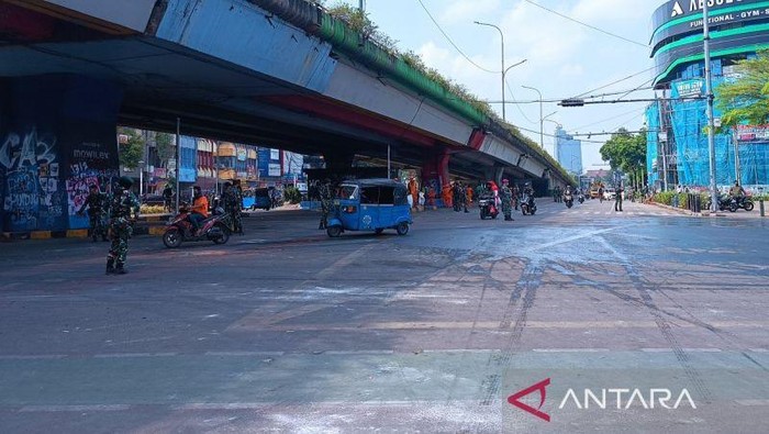 Sejumlah kendaraan saat melintas di bawah jalan layang Senen, Jakarta, Minggu (31/8/2025).
