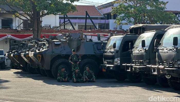 Sejumlah kendaraan taktis TNI terparkir di halaman Gedung Negara Grahadi usai aksi rusuh pembakaran gedung cagar budaya tersebut kemarin malam.