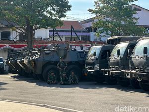 Grahadi Dijaga Ketat Pasukan TNI, Sejumlah Rantis dan Truk Bersiaga