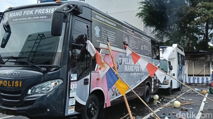 Sejumlah kendaraan yang terparkir di halaman Kantor Ditlantas Polda Sumsel hangus terbakar dan sebagian lagi mengalami kerusakan, seperti kaca pecah dan lainnya. Kantor yang berada di Jalan POM XI Palembang itu diduga dirusak dan dibakar oleh perusuh. Para perusuh itu diduga berasal dari geng motor yang ada di Palembang.