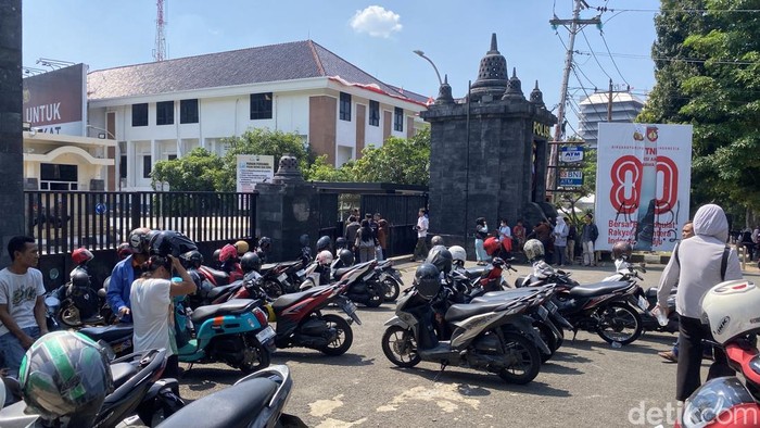 Sejumlah orang tua masih menunggu bisa bertemu dengan anaknya yang diamankan Polda Jateng saat demo ricuh, Minggu (31/8/2025).