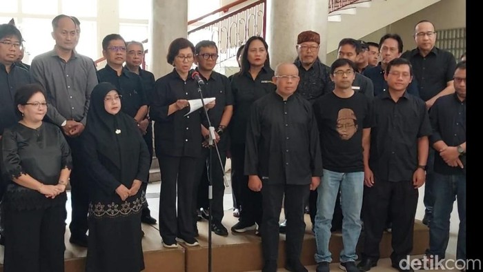 Rektor UGM Ova Emilia membacakan seruan moral UGM di Balairung UGM, Minggu (31/8).