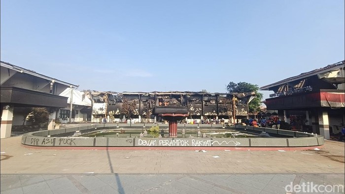 Penampakan dari depan perkantoran Setda Pekalongan yang dirusak massa, Minggu (31/8/2025).