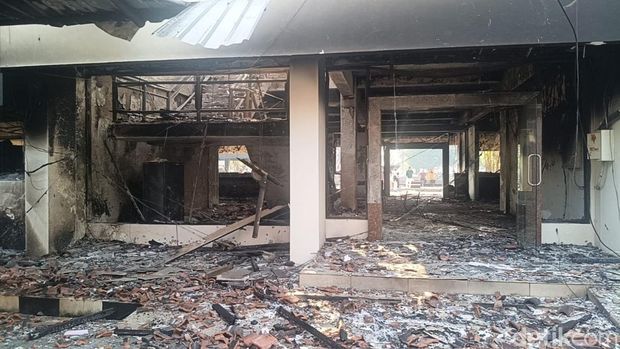 Perkantoran Setda Pekalongan mengalami kerusakan cukup parah usai dibakar massa. Foto diambil pada Minggu (31/8/2025).