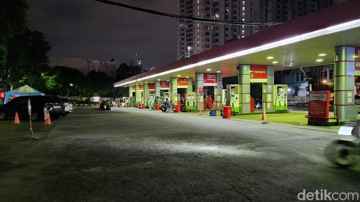 Siatuasi SPBU di Pejompongan, Jakarta Pusat, Minggu (31/8) malam