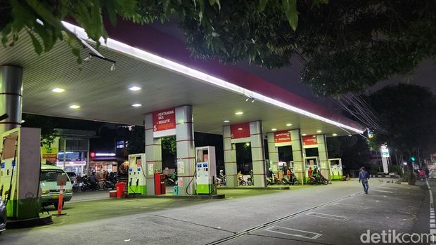 Siatuasi SPBU di Pejompongan, Jakarta Pusat, Minggu (31/8) malam